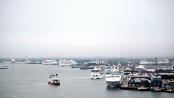 Cruise liners