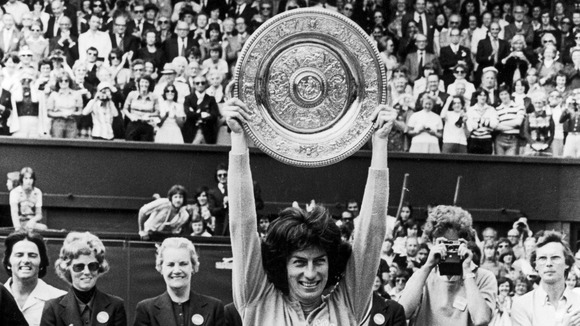 Virginia Wade holds the Ladies' Singles Plate in 1977.