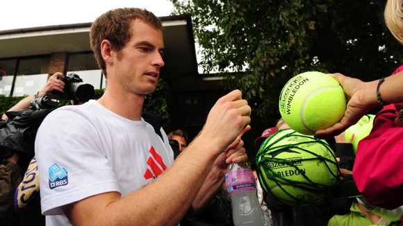 Andy Murray signs autographs after practicing on Saturday.