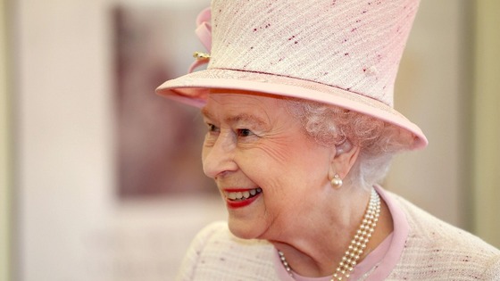 The Queen began her visit to Hereford by unveiling a plaque 