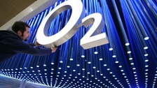 O2 mobile provider struggles to restore network.