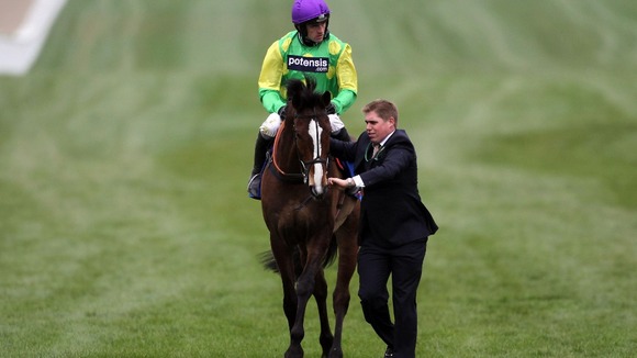 Ruby Walsh pulls up two-times champion Kauto Star