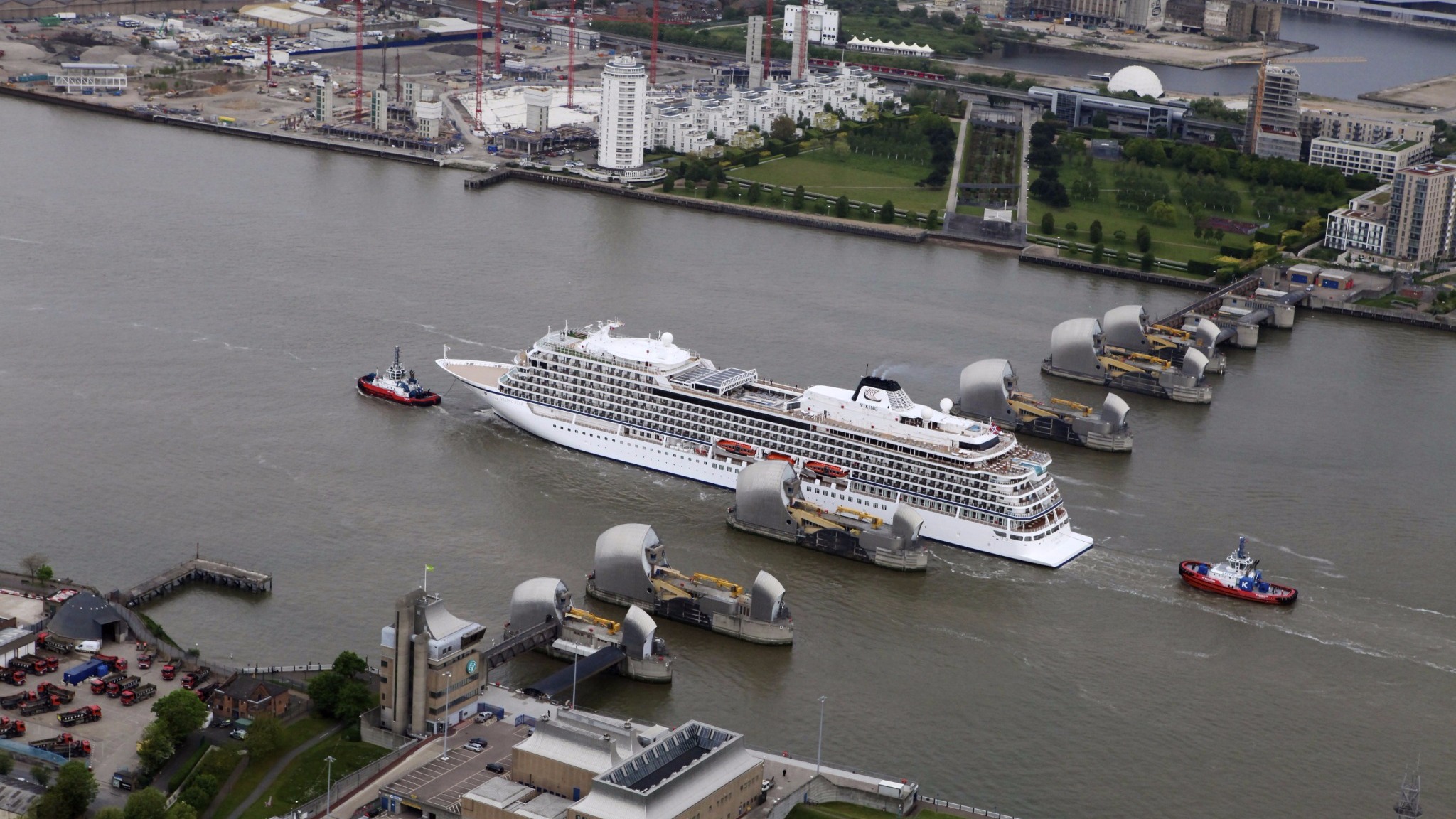 Thames Barrier Weight | 47 800 tonne cruise ship squeezes through the thames Thames Barrier Weight | 47 800 tonne cruise ship squeezes through the thames