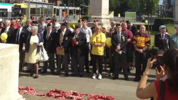 Families at cenotaph