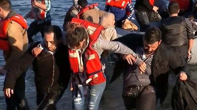 Μια γυναίκα βοήθησε την παραλία.