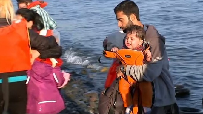 Ένα μωρό που διεξάγεται στην παραλία.