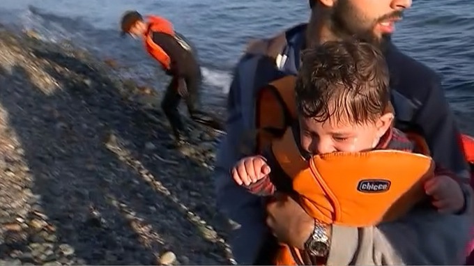 Ένα μωρό που διεξάγεται στην παραλία.