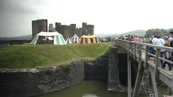 Crowds head to Caerphilly Castle
