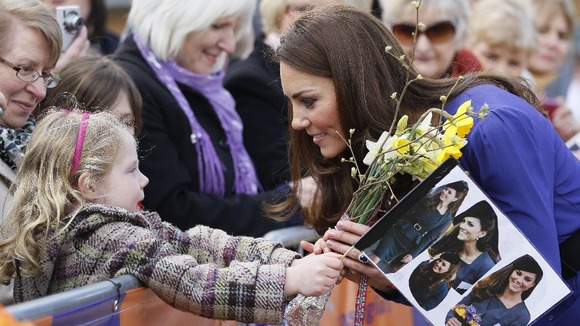 Duchess of Cambridge meeting a little girl