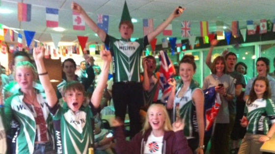 Welwyn Wheelers members cheer Laura to Gold