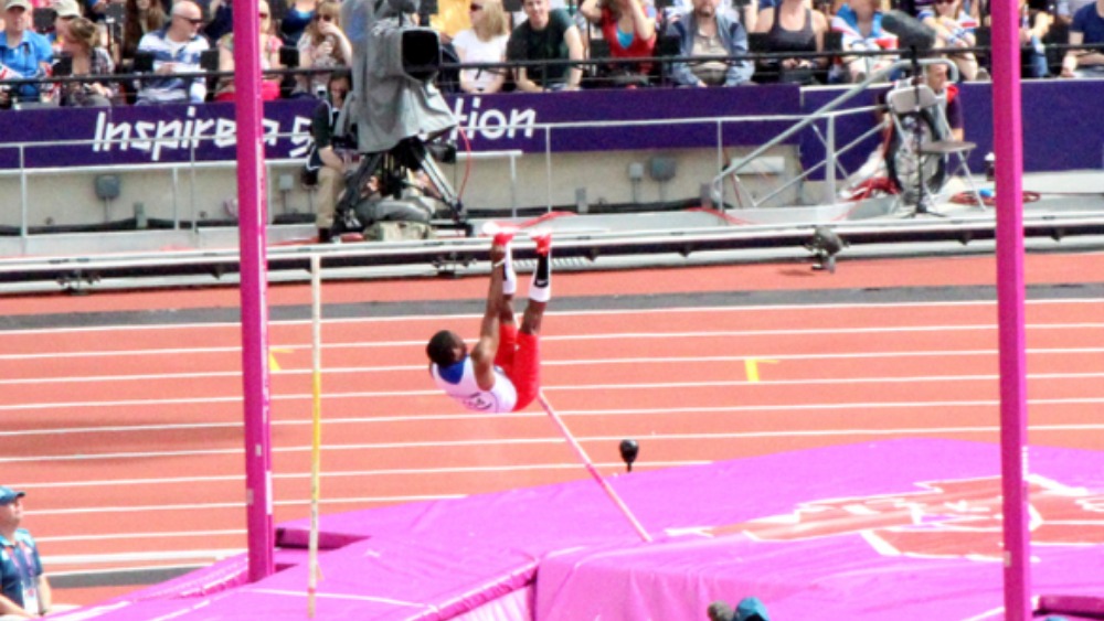 Vaulter's pole snaps into three pieces ITV News