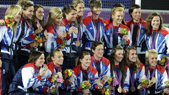 Great Britain's women's hockey team with their bronze medals.