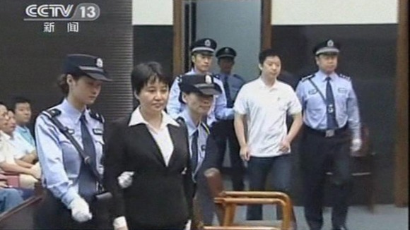 Gu Kailai and her former aide Zhang Xiaojun are escorted into the courtroom