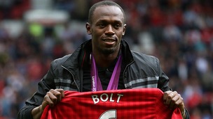 Usain Bolt with his Manchester United jersey