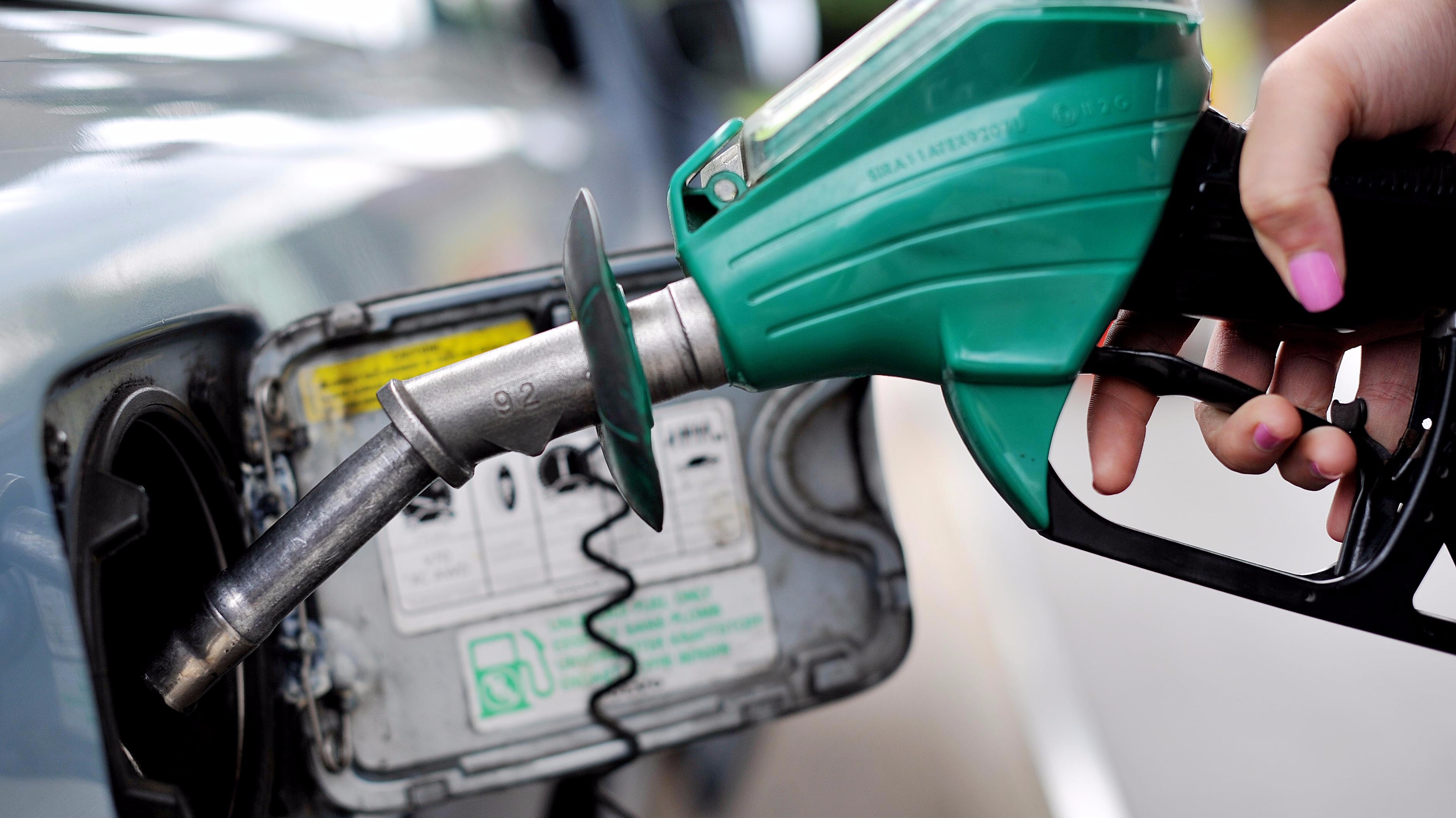 Asda slash petrol prices to less than £1 per litre ITV News