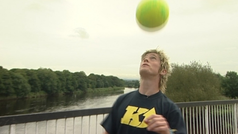 Freestyle footballer attempts 'keepy uppy' world record Granada ITV