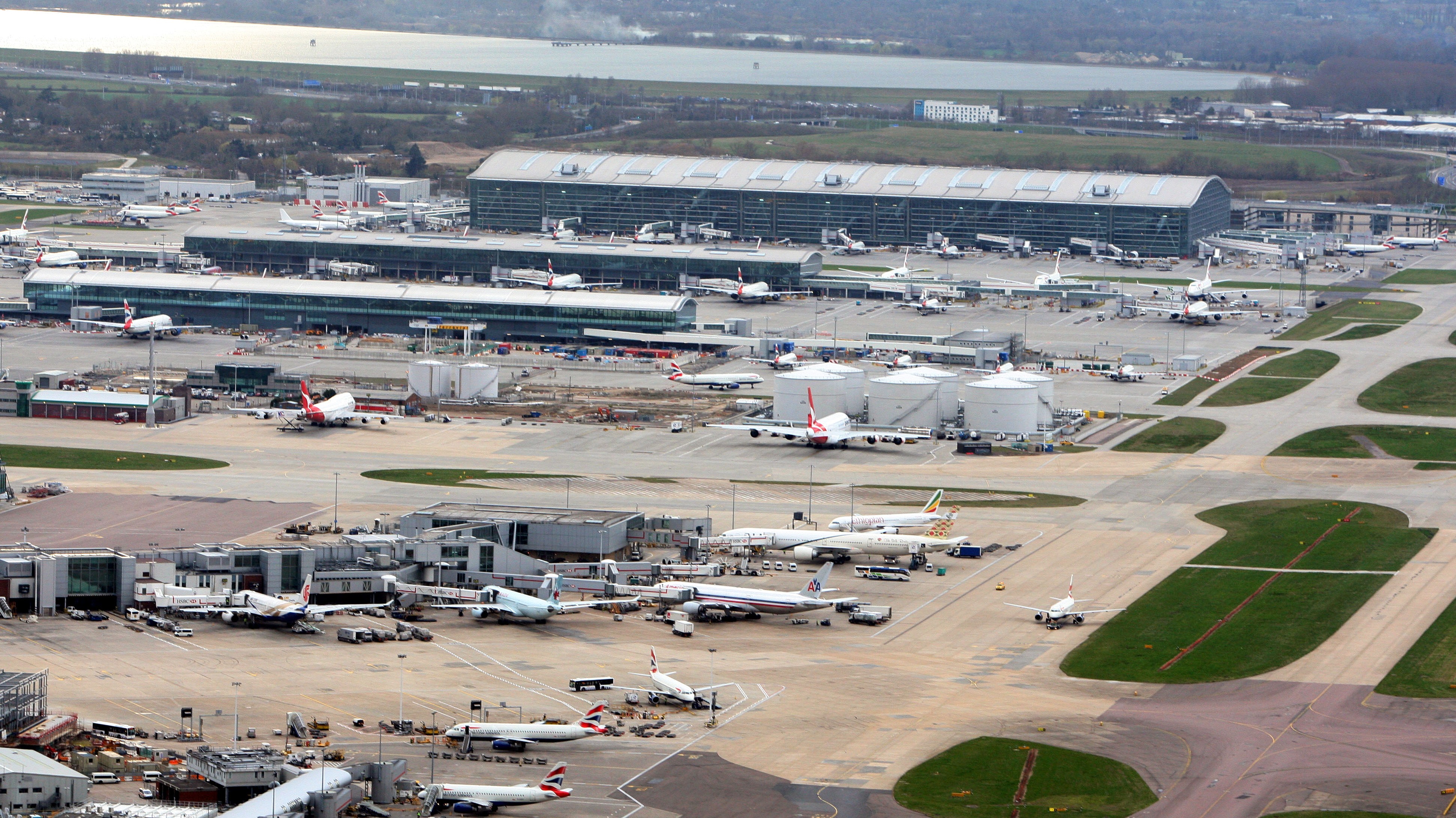 Airport runway decision 'could delayed beyond summer'