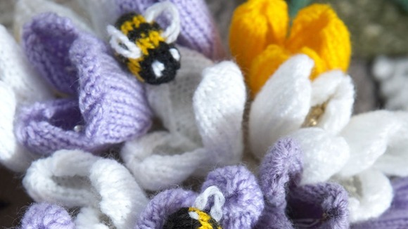 Knitted bee