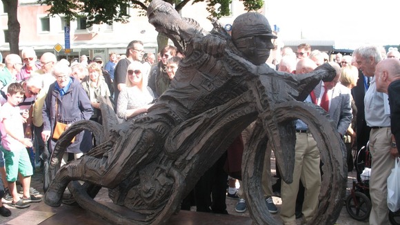 Statue unveiled to Ove Fundin