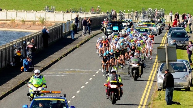 Tour of Britain passes Blithfield Reservoir in Staffordshire