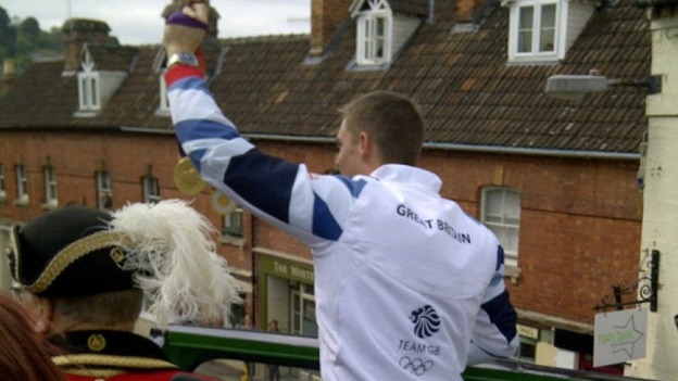 Peter Reed shows his gold medal to the crowds