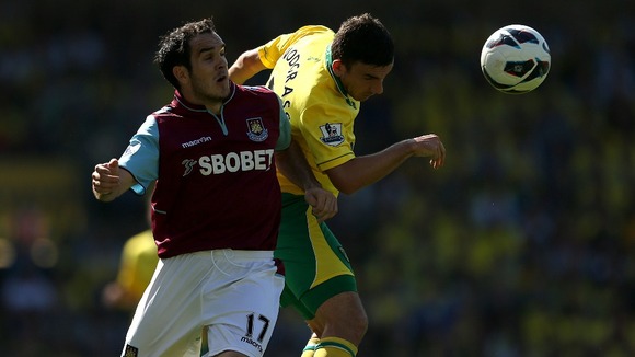orwich City's Robert Snodgrass (right) and West Ham United's Joey O'Brien (left) battle for the ball in the air