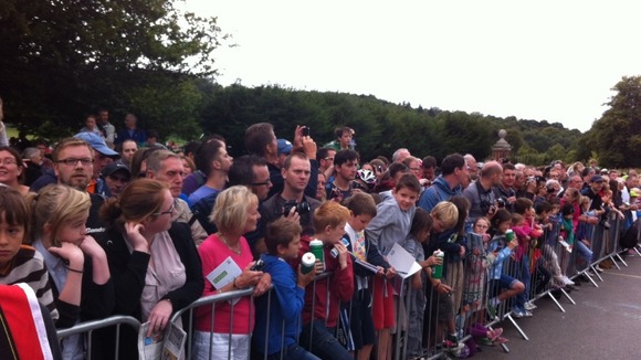 Crowds await Mark Cavendish