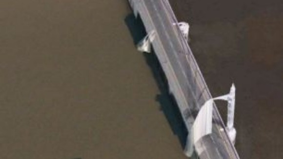 Albert Bridge over the River Thames in West London in Apple's 3D map is distorteed.