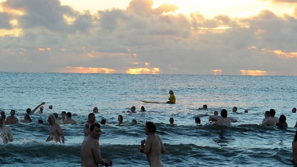 Hundreds Attempt World Record For Skinny Dipping Itv News