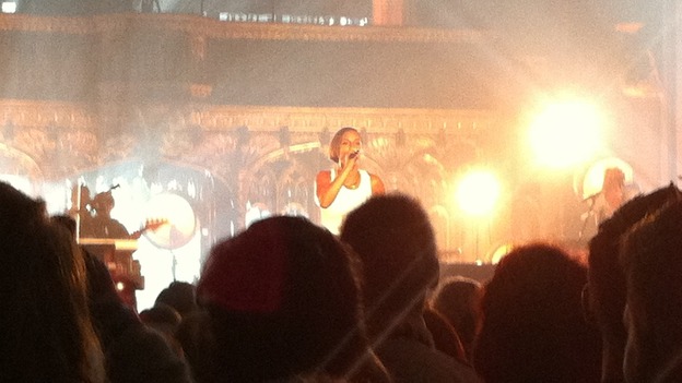 Alicia Keys singing