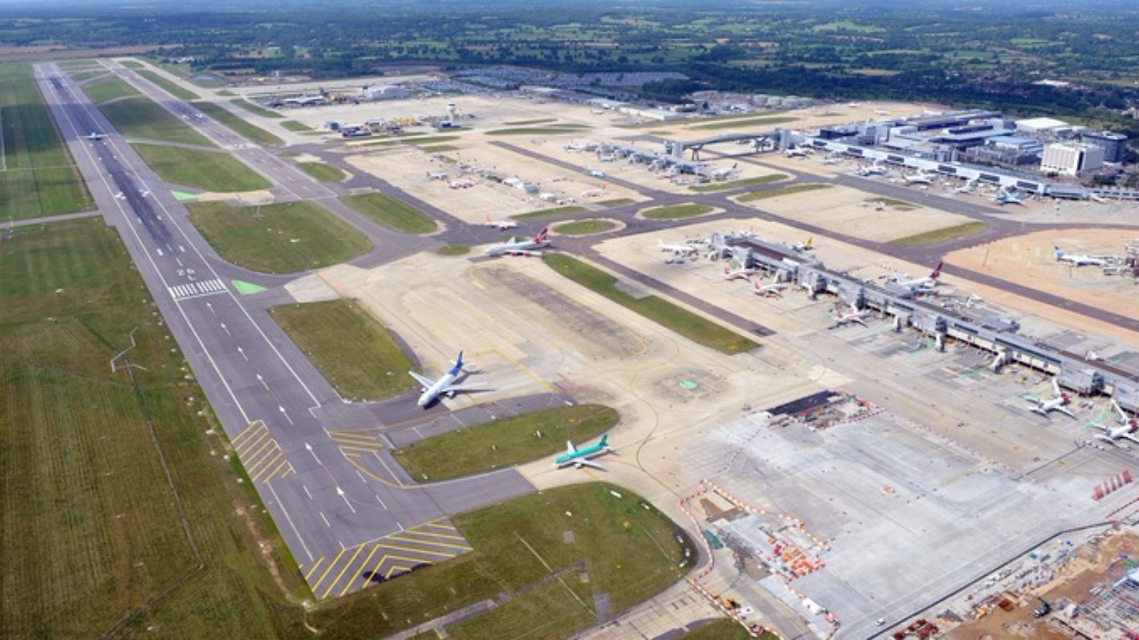 Gatwick campaigners take their fight to Downing Street