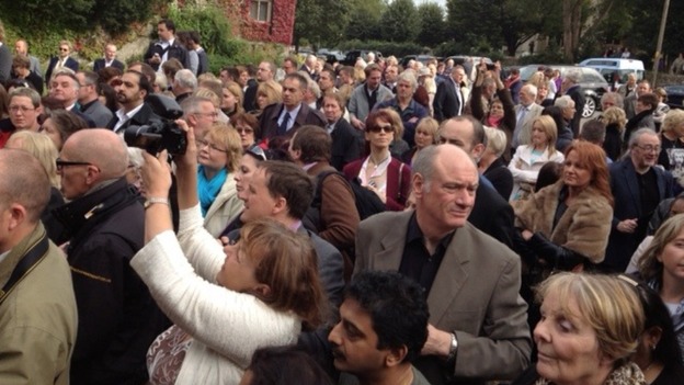 Hundreds of fans gather for unveiling of blue plaque
