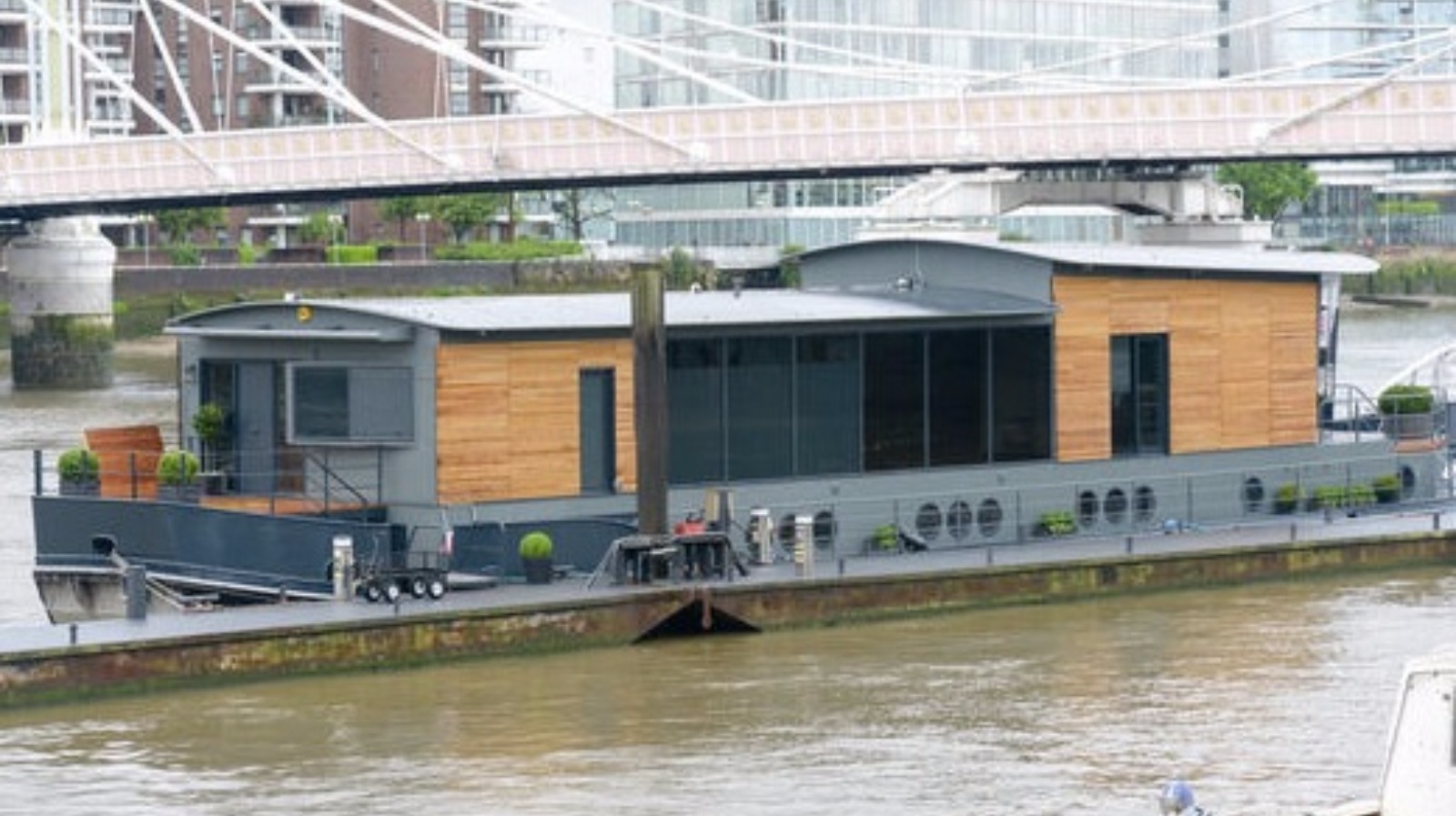 Who'd live in a boat like this? Luxury houseboat goes on sale for £2